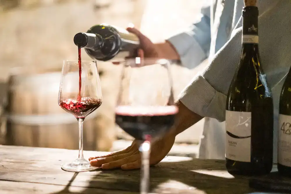 Sirviendo una copa de vino natural en la barra