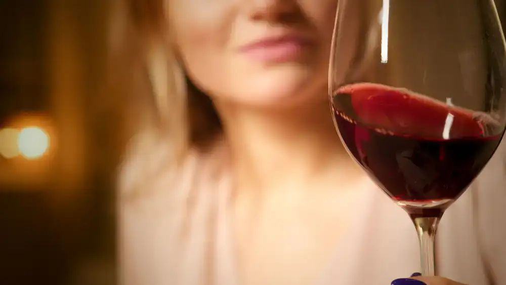 Copa de vino natural en un ambiente con luz tenue