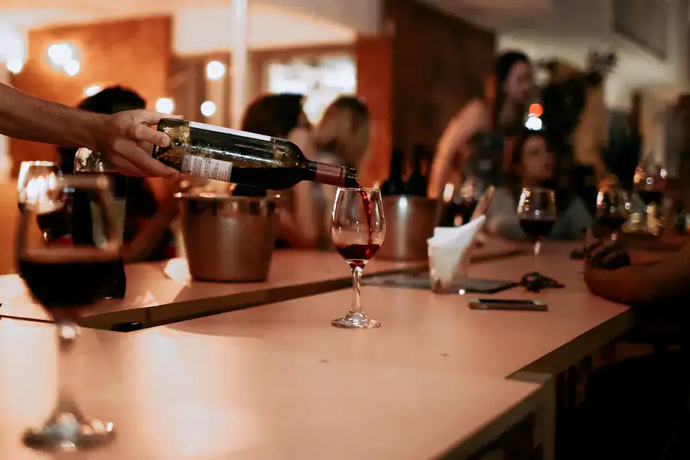 Servicio de vino natural en copa